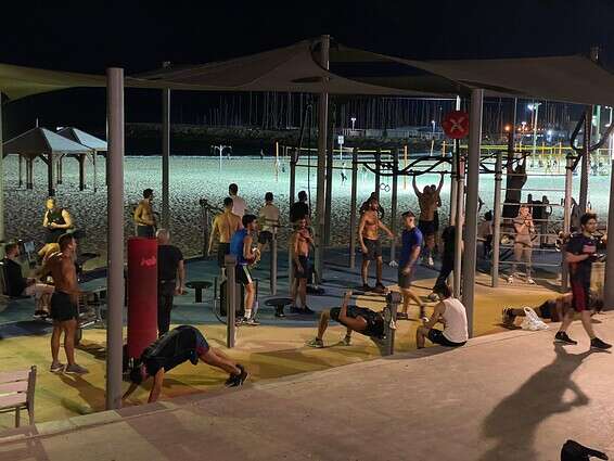 אבסורד. מתאמנים בטיילת בתל אביב // צילום: הראל שגיא